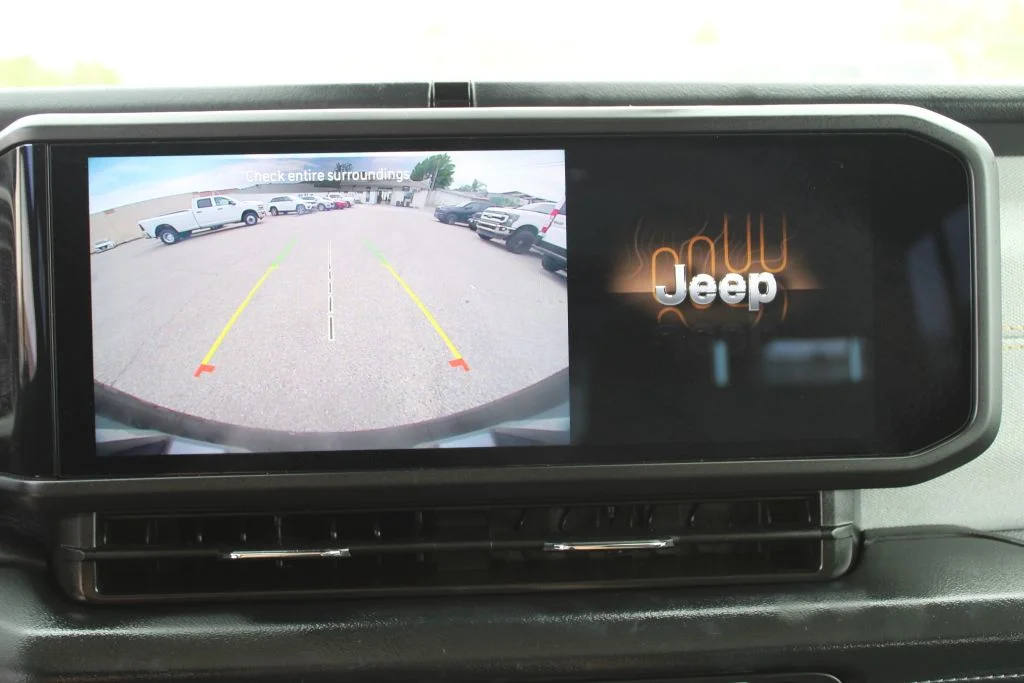 Used 2026  Jeep Sahara image 18