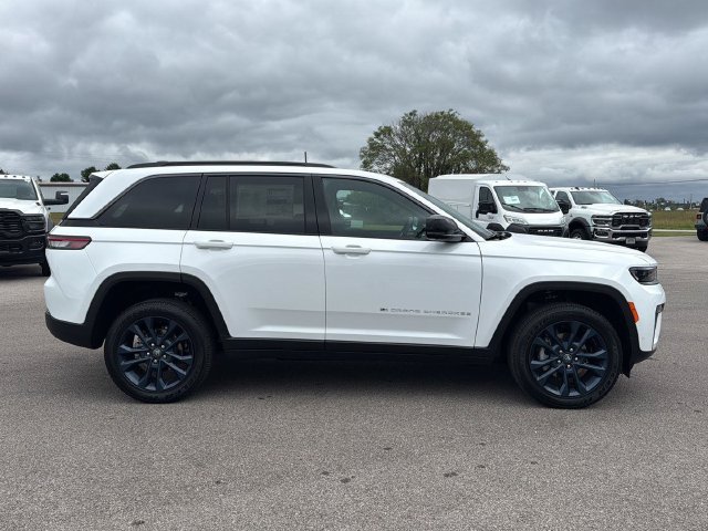 New 2026 Bright White Clear-Coat Exterior Paint Jeep  image 9