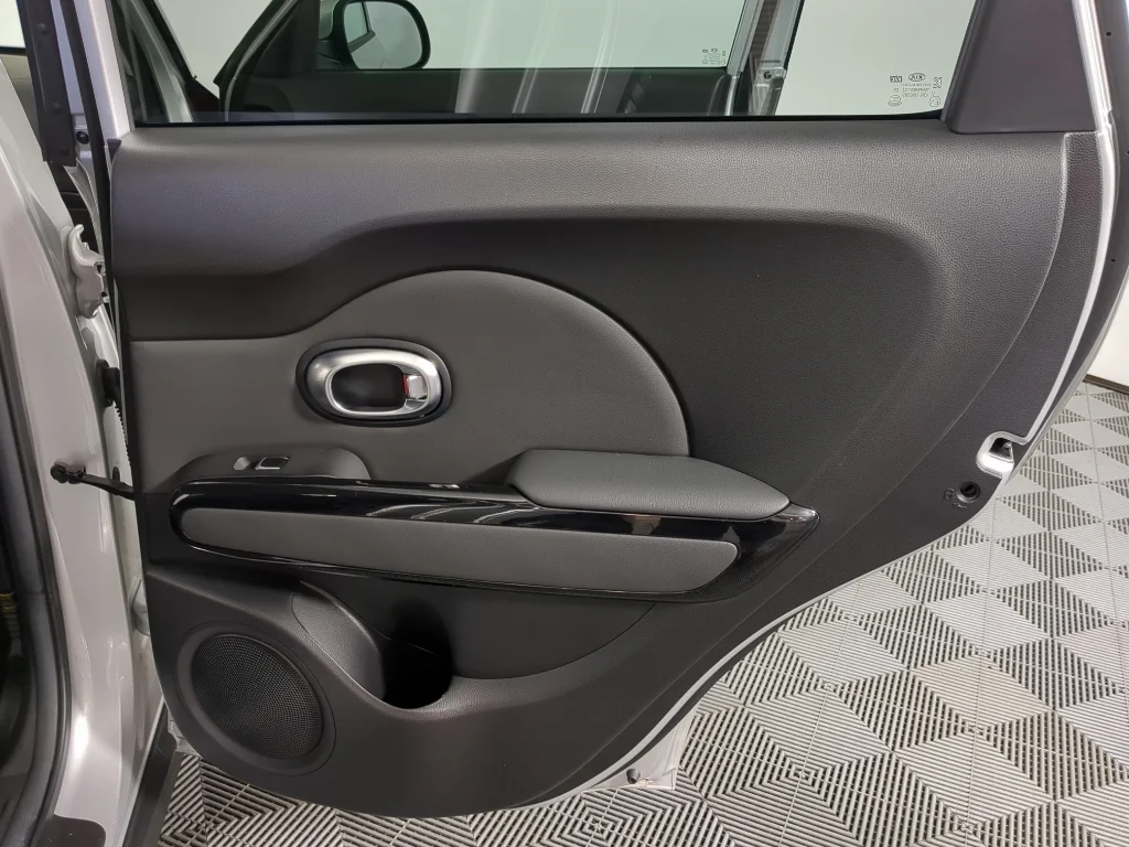 Used 2018 Silver Kia + image 19
