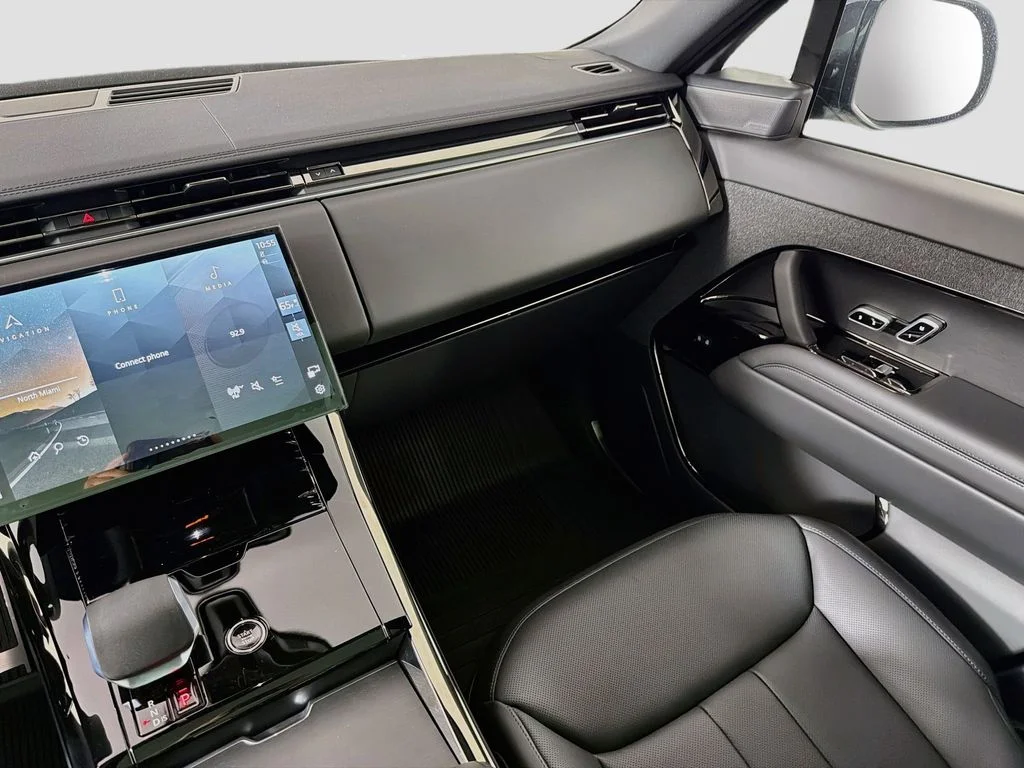 New 2026 Santorini Black Land Rover Dynamic SE image 25