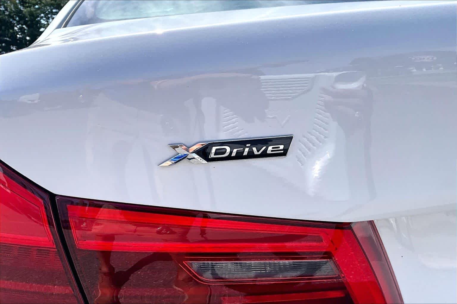 Used 2019 Alpine White BMW 540i xDrive image 32
