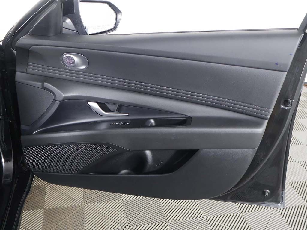 Used 2025 Black Hyundai SEL Convenience image 23