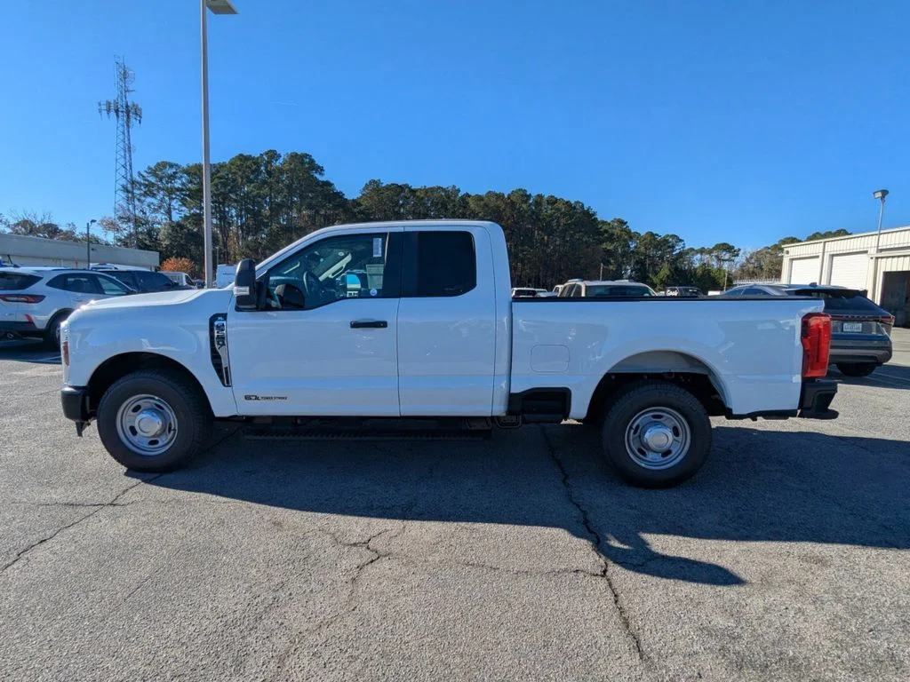 New 2026 Oxford White Ford XL image 7