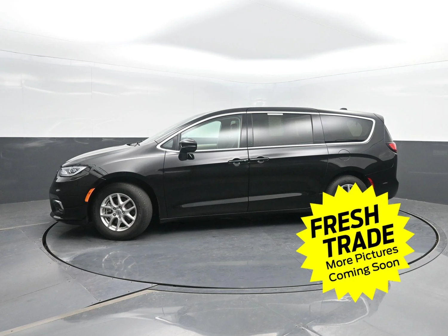 2024 Chrysler Pacifica Touring L's photo