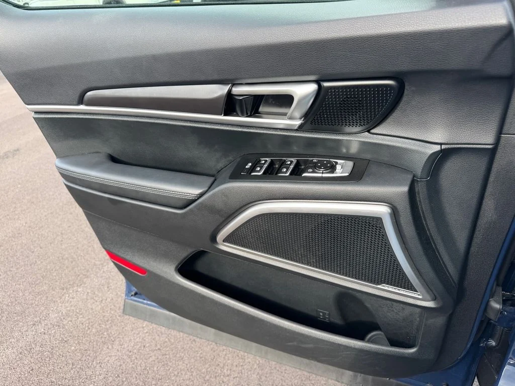 Used 2025 Black Kia S image 23