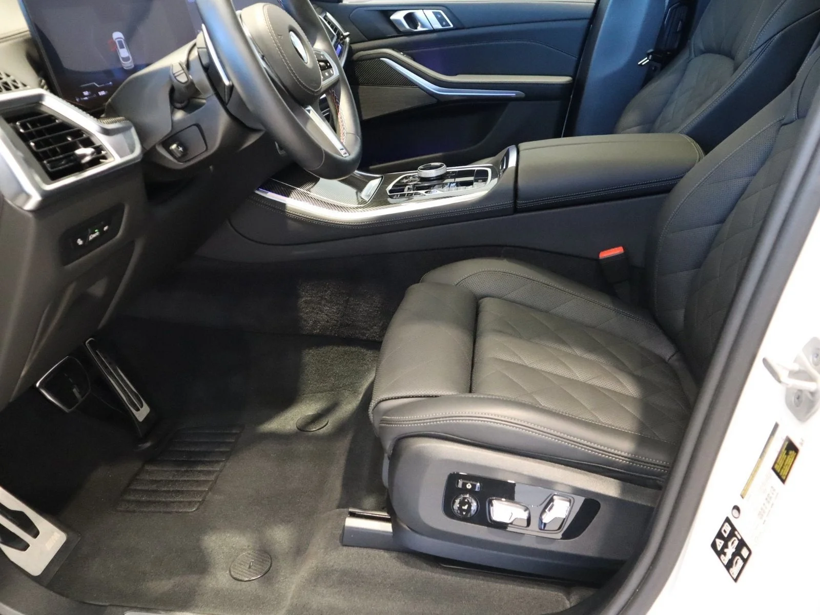 Used 2026 White BMW M60i image 19