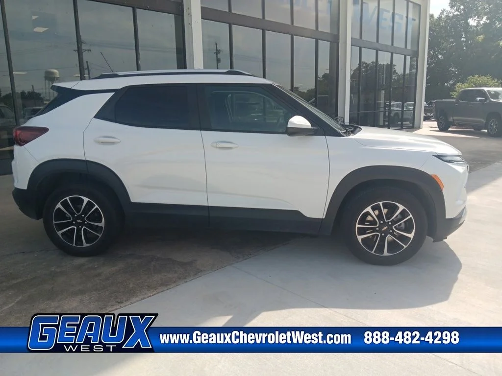 Used 2025 White Chevrolet LT image 8