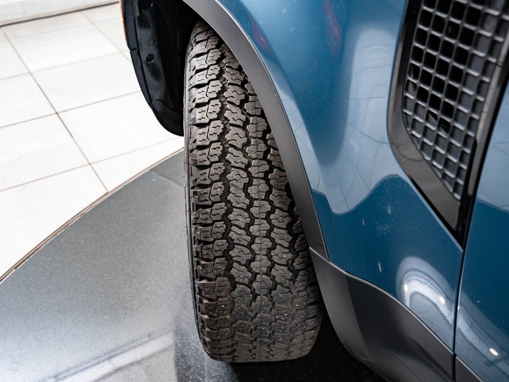 Used 2023 Tasman Blue Metallic Land Rover S image 46