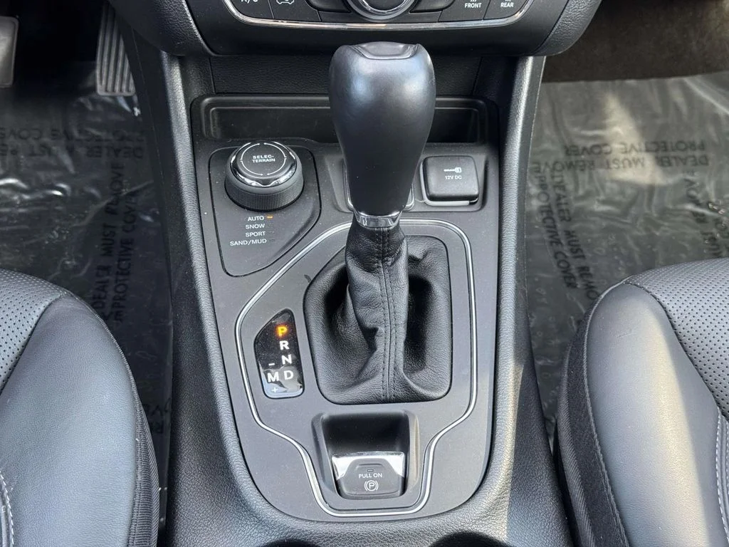 Used 2021 Bright White Clearcoat Jeep Latitude Lux image 21