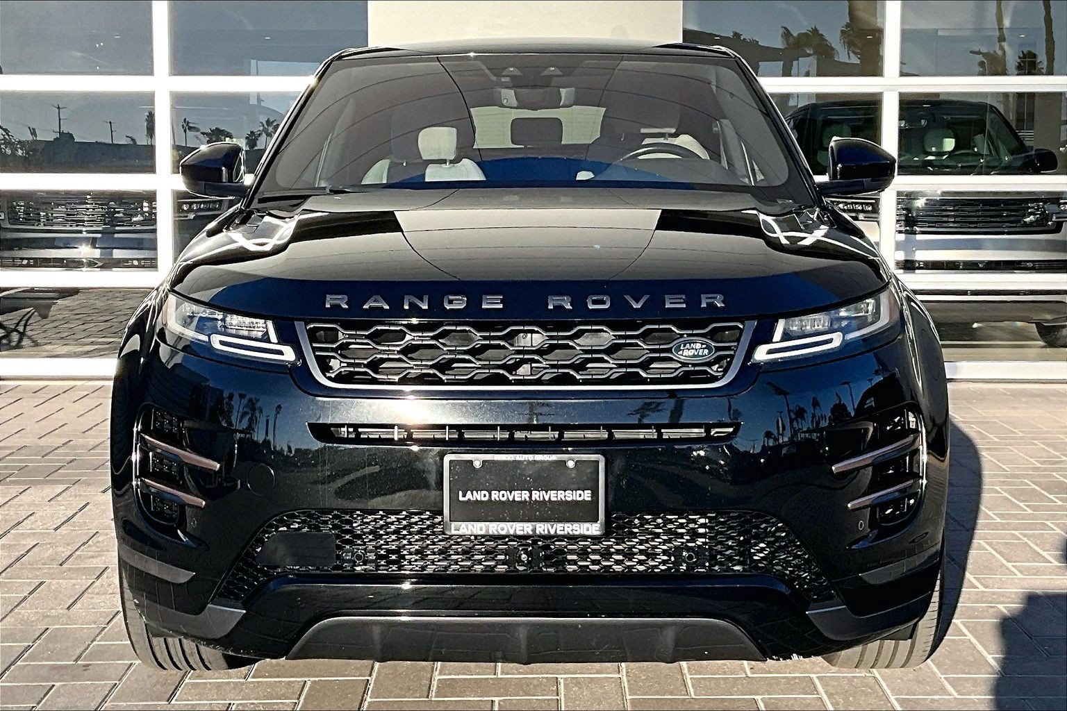 Used 2020 Black Land Rover R-Dynamic HSE image 2