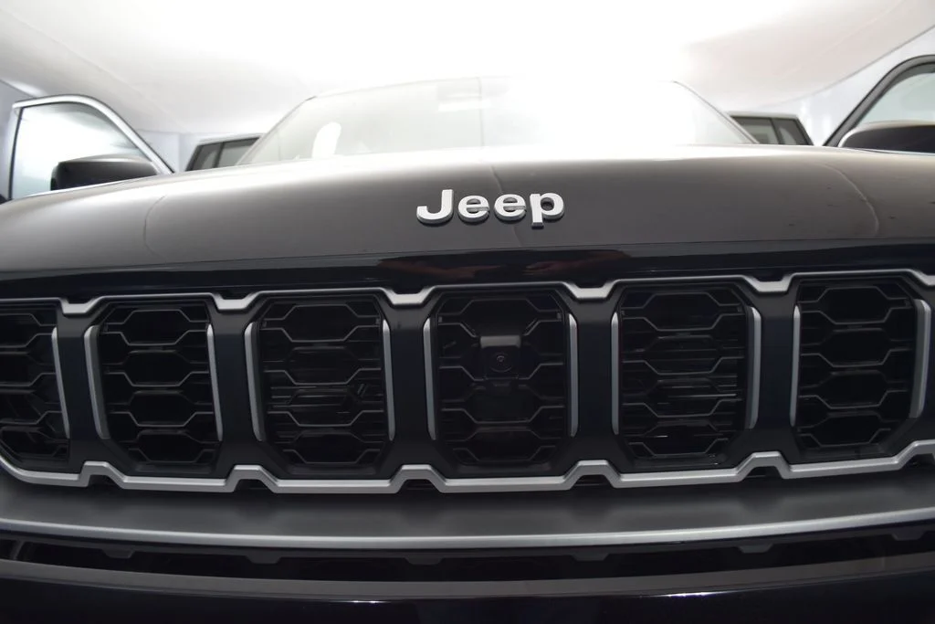 New 2026 Diamond Black Crystal Pearlcoat Jeep Limited image 25