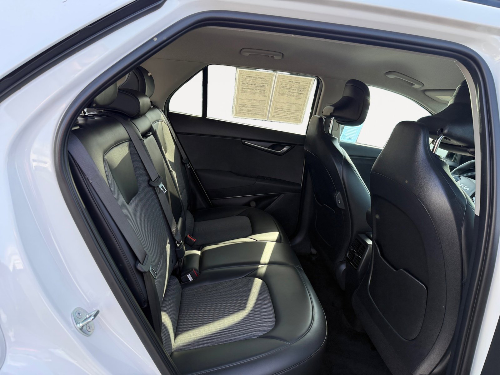 Used 2024 Snow White Pearl Kia Wind image 18