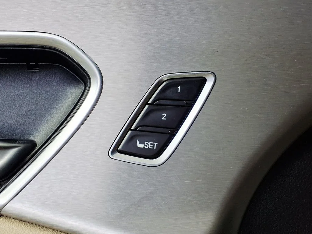 Used 2020 White Acura Base image 19