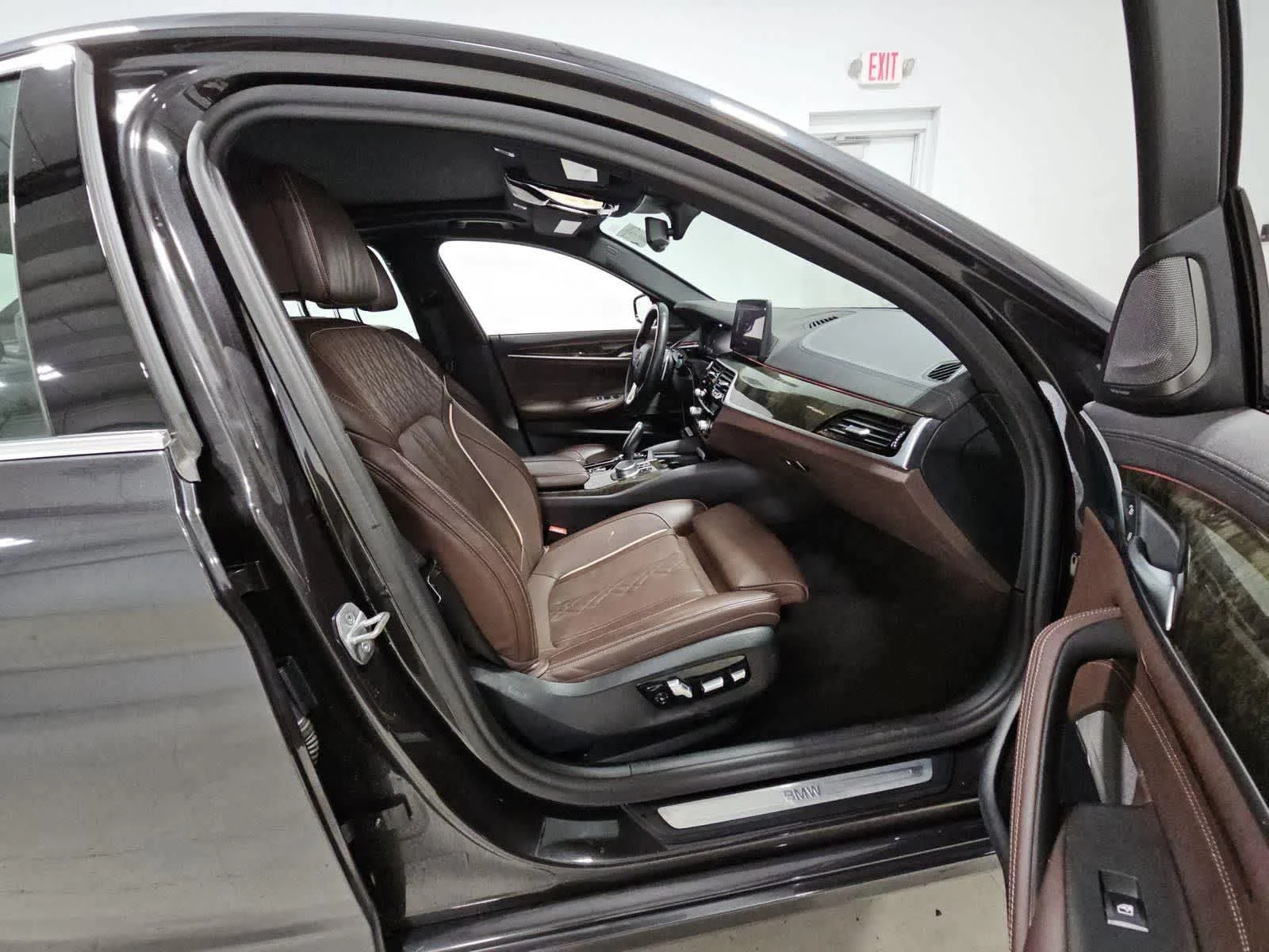 Used 2022 Dark Graphite Metallic BMW 540i xDrive image 7