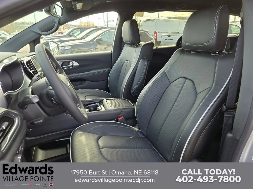 2026 Chrysler Pacifica Limited - Photo 13