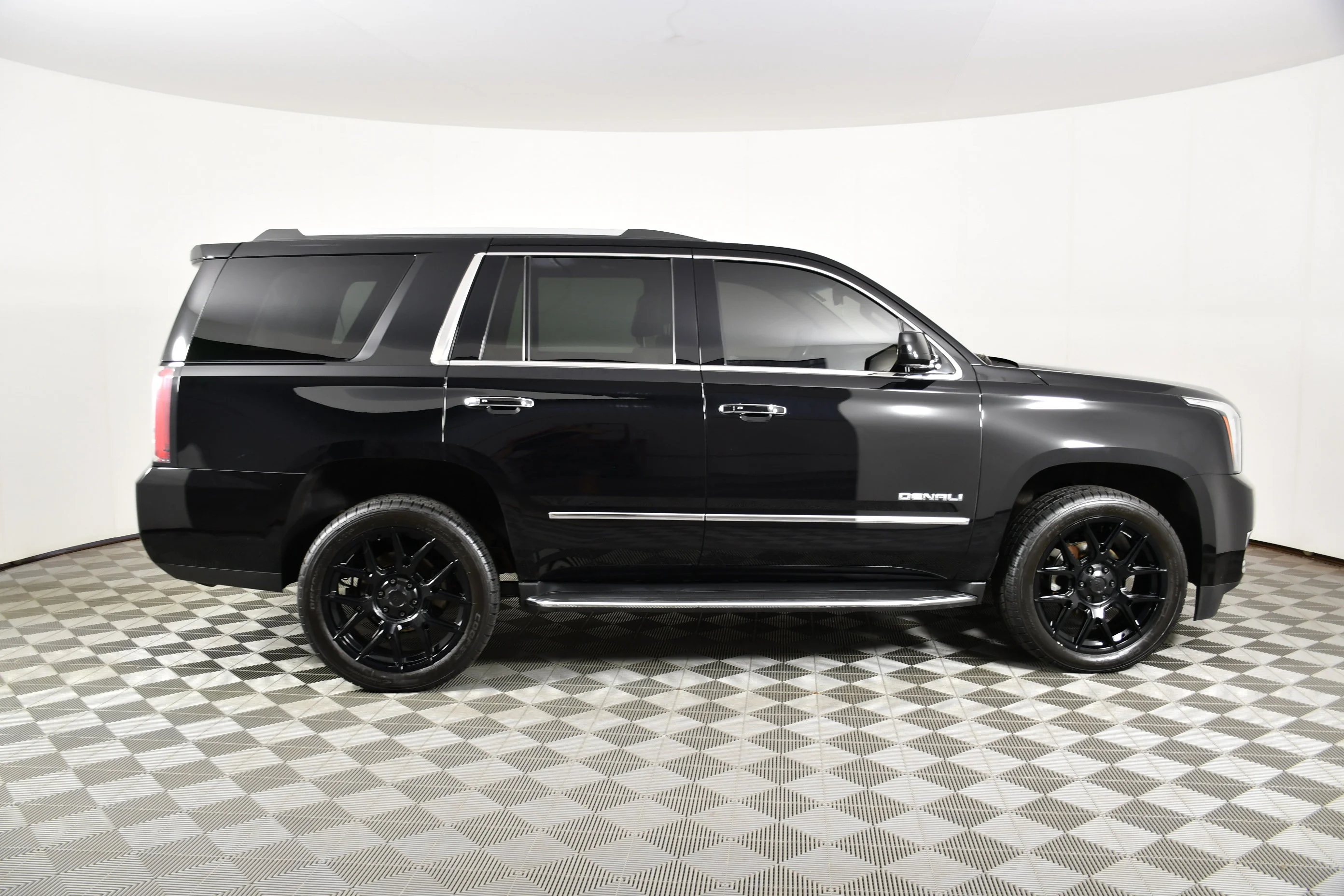 Used 2018 Onyx Black GMC Denali image 5