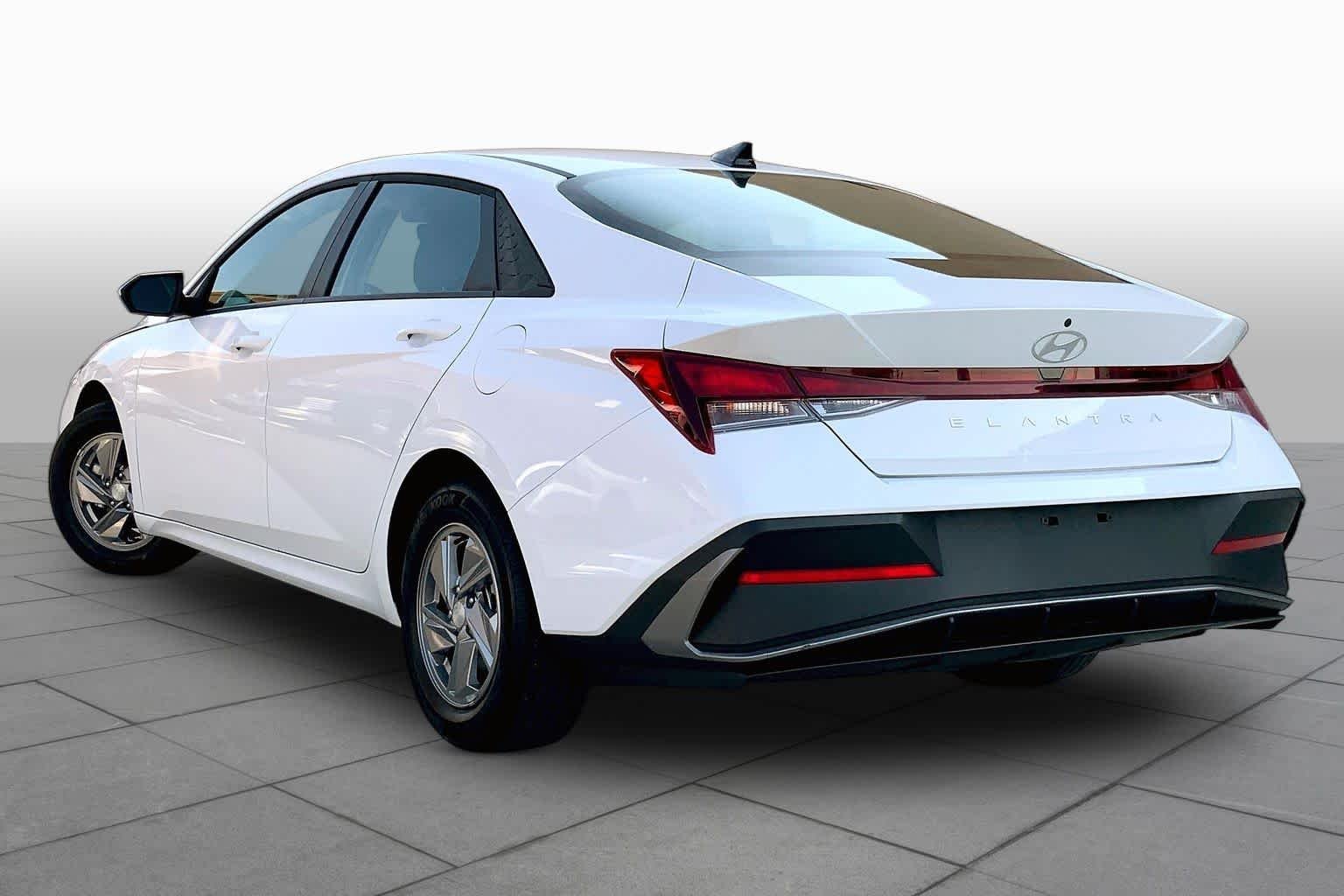 Used 2025 Serenity White Hyundai SE image 11