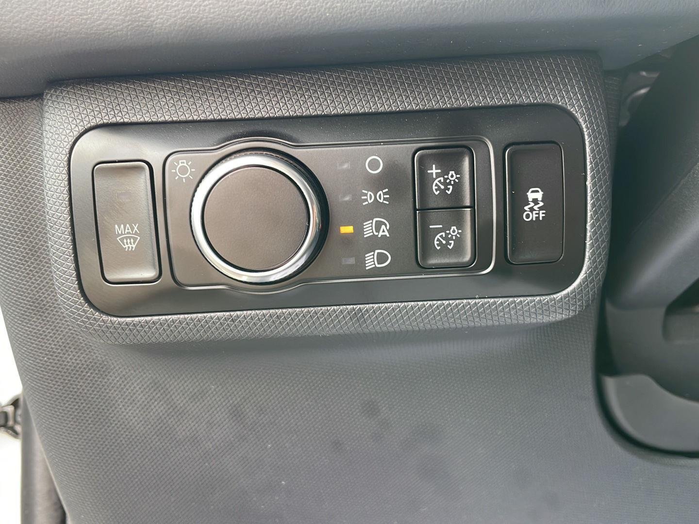 Used 2023 Star White Ford Select image 13