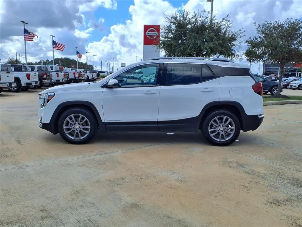 Used 2023 White GMC SLT image 21