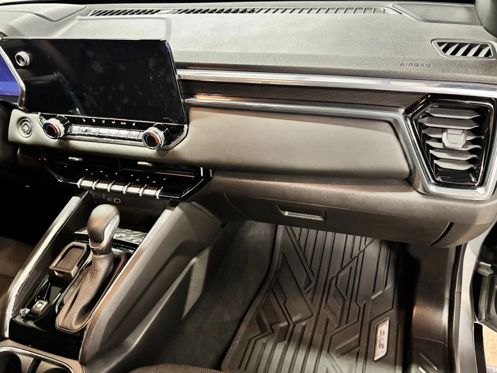 Used 2025 Silver GMC Elevation image 20