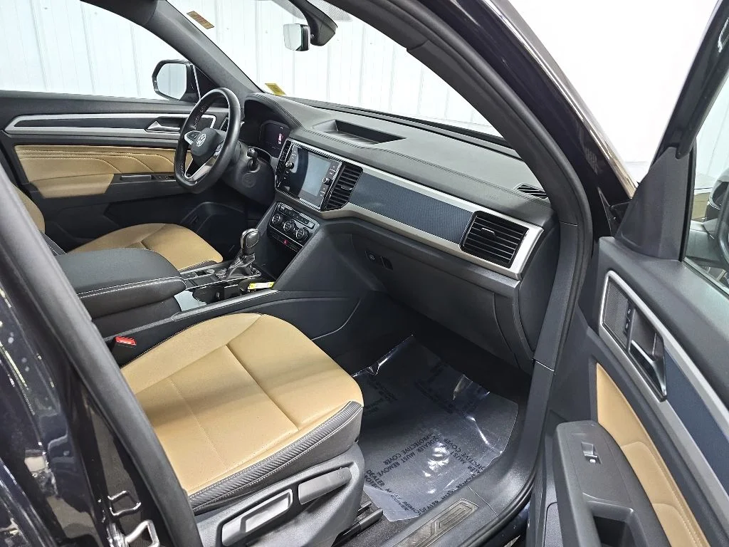 Used 2023 Black Volkswagen 3.6L V6 SE w/Technology image 15