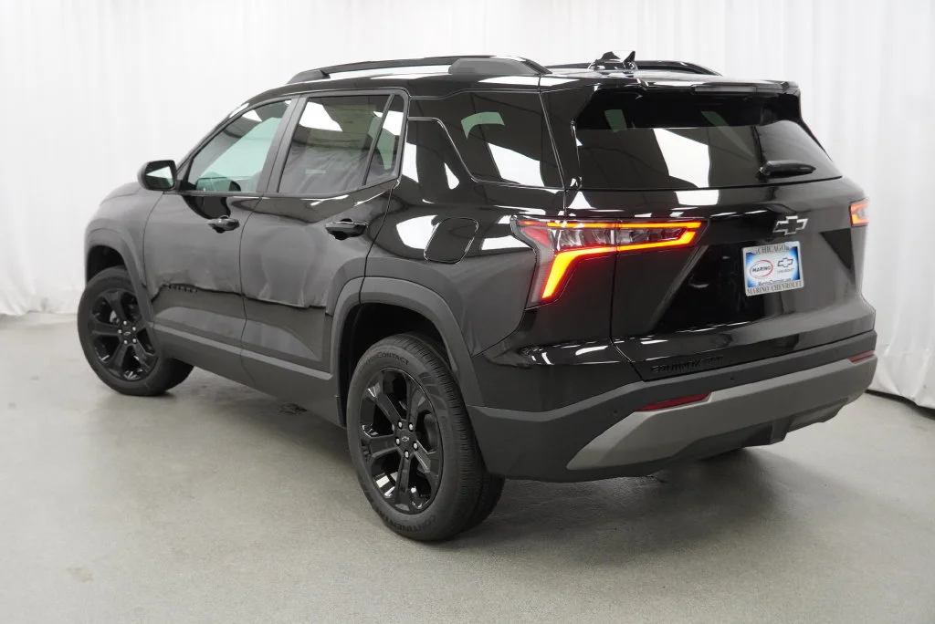 New 2027 Mosaic Black Metallic Chevrolet LT image 5
