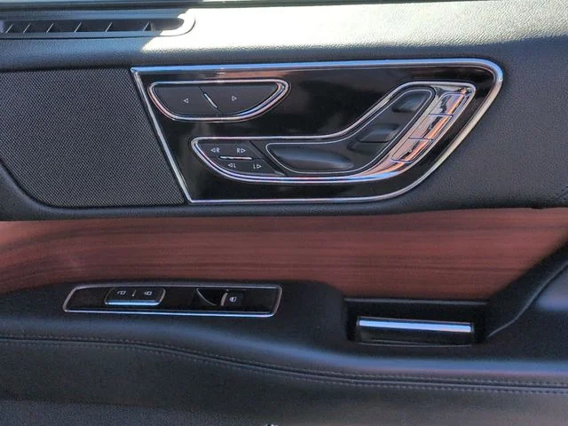 Used 2021 Black Lincoln Reserve image 38