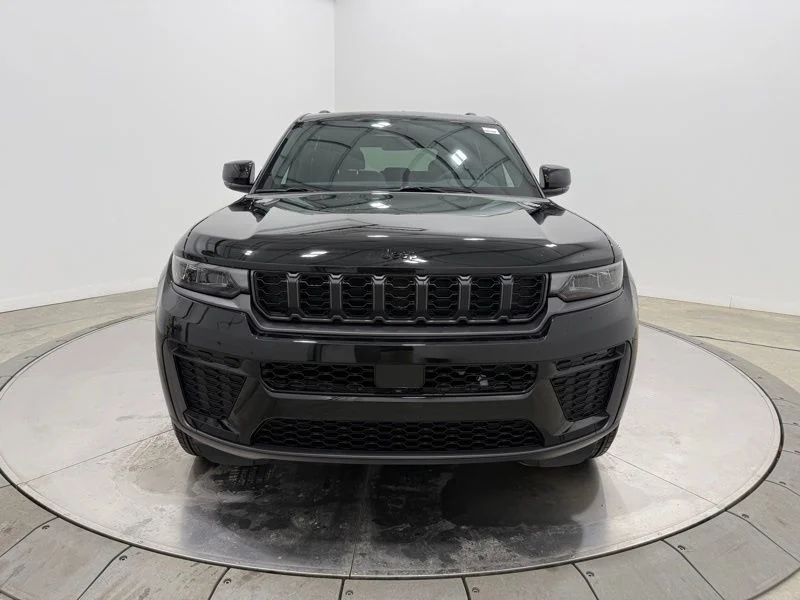New 2026 Diamond Black Crystal Pearl-Coat Exterior Paint Jeep Altitude image 2