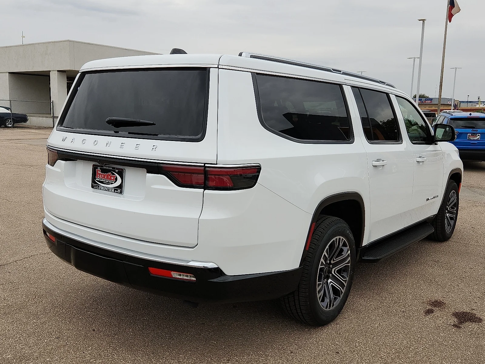 New 2025 Bright White Clear-Coat  Paint Jeep L 4X4 image 4