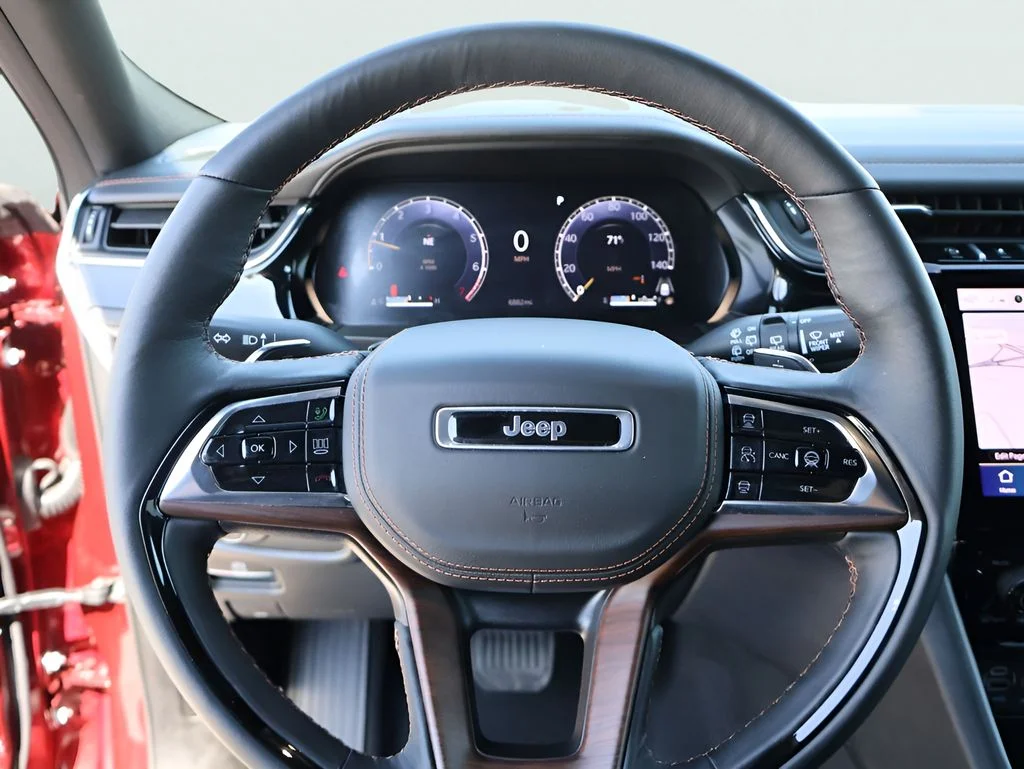 Used 2025 Velvet Jeep Summit image 32