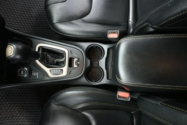 Used 2016 Gray Jeep Latitude image 31