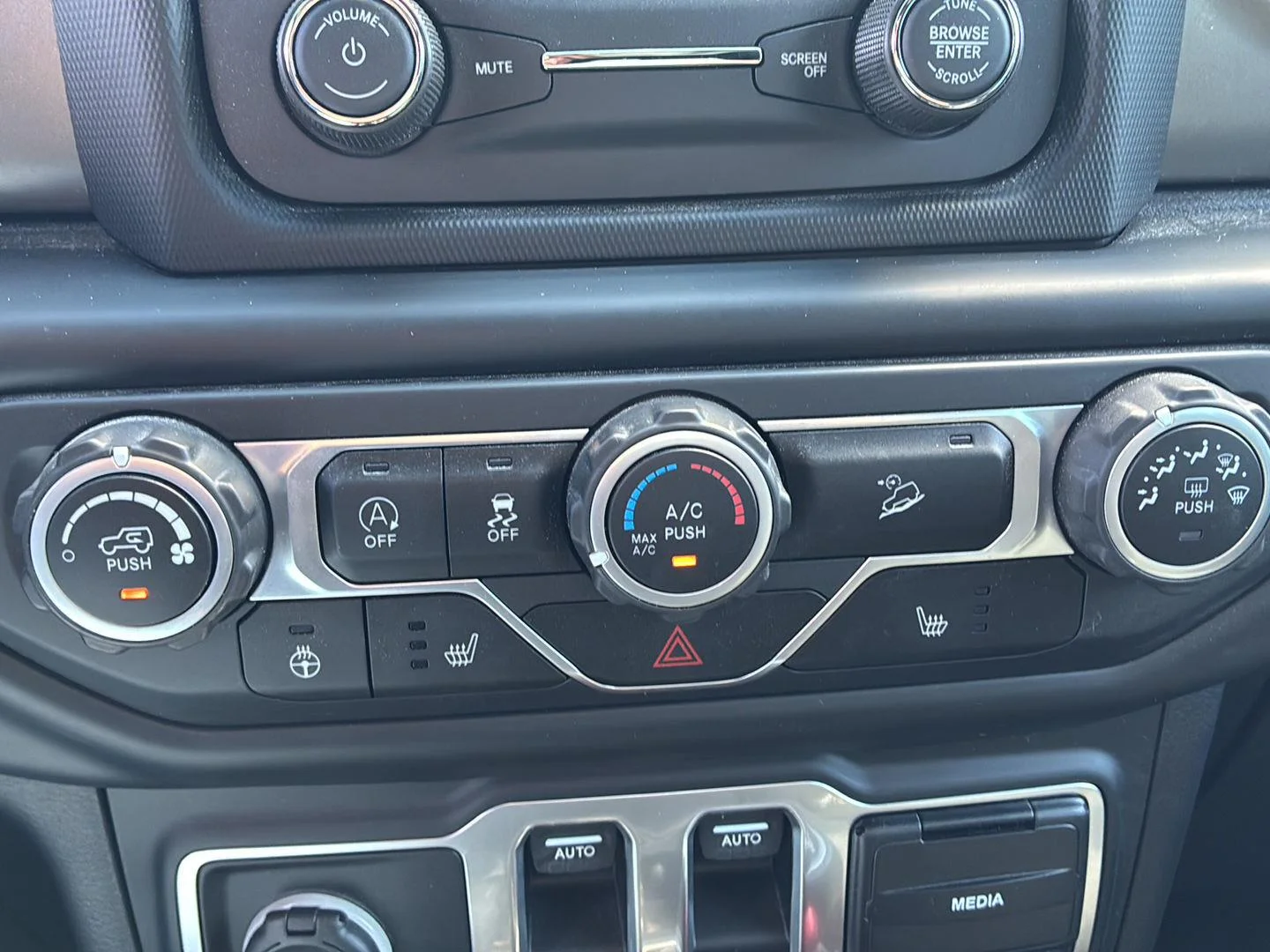 Used 2018 Bright White Clearcoat Jeep Sport S image 4