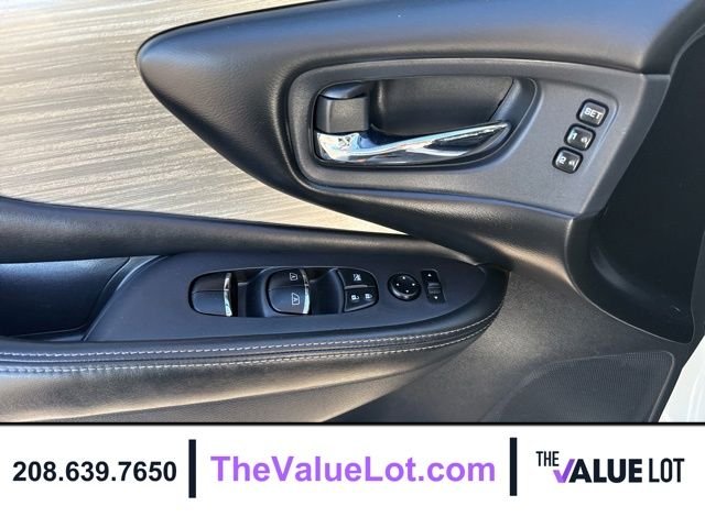 Used 2018 White Nissan SL image 23