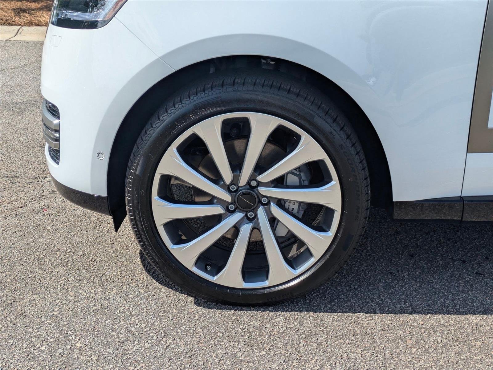 New 2026 Fuji White LAND ROVER SE 7 Seats image 10