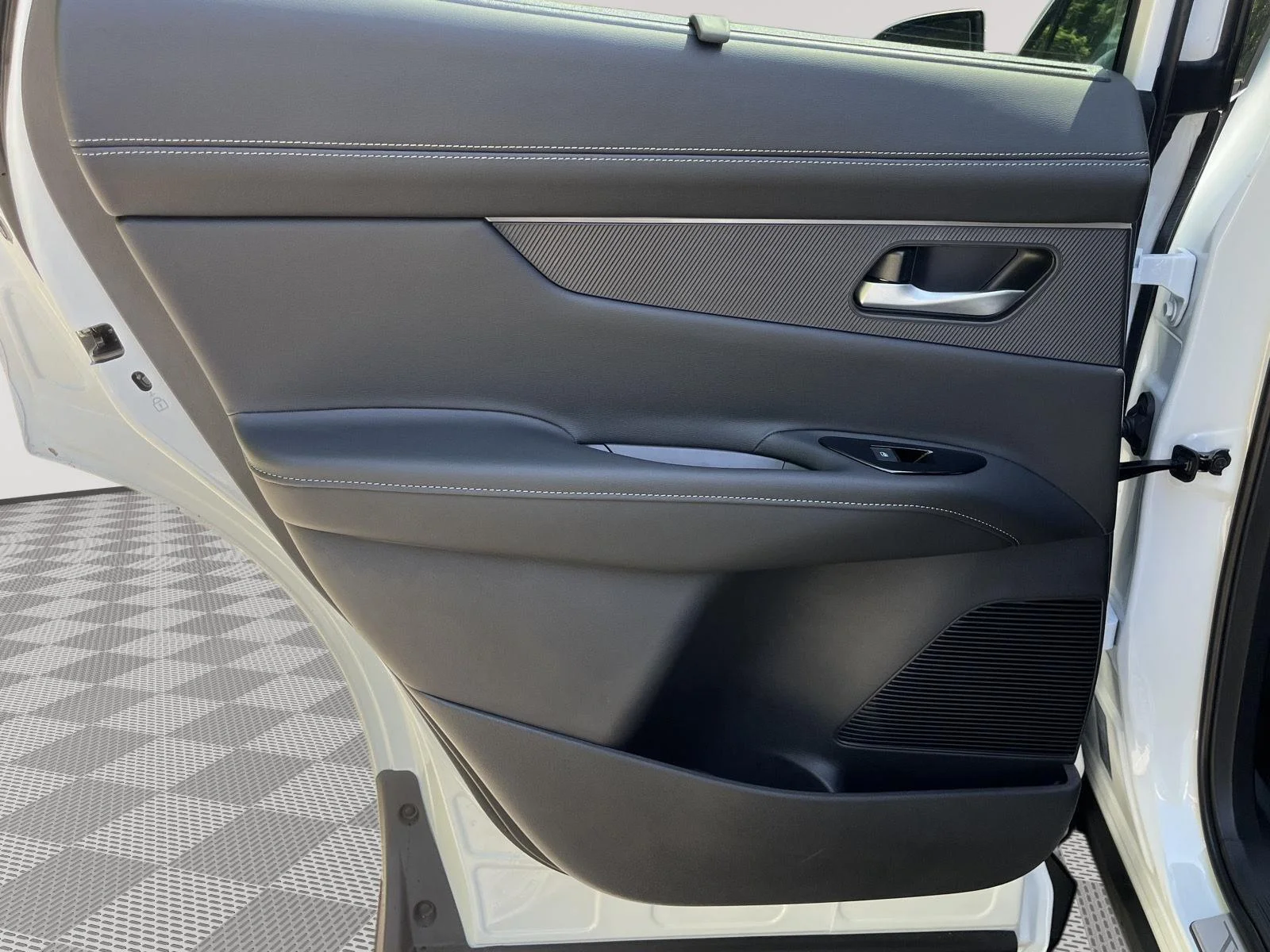 New 2026 Everest White Pearl TriCoat Nissan Platinum image 13