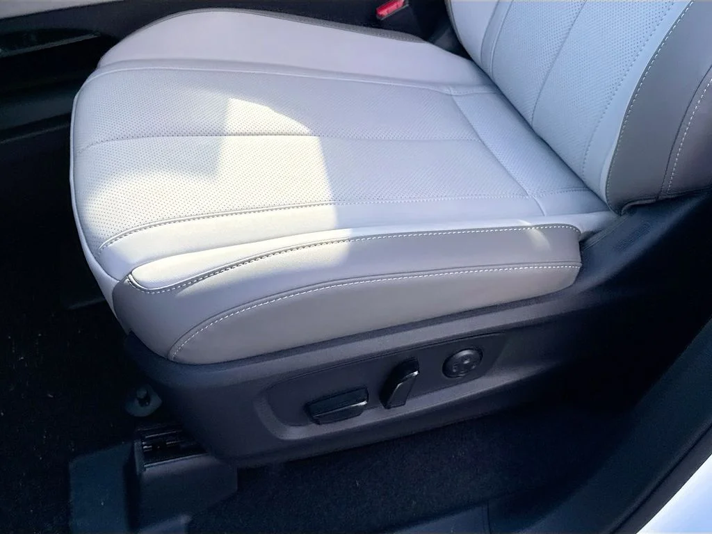 Certified Used 2026 White INFINITI LUXE image 21