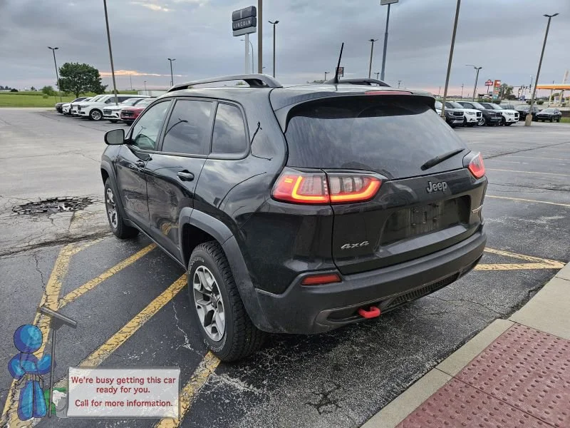 Used 2022 Diamond Black Crystal Pearlcoat Jeep Trailhawk image 3