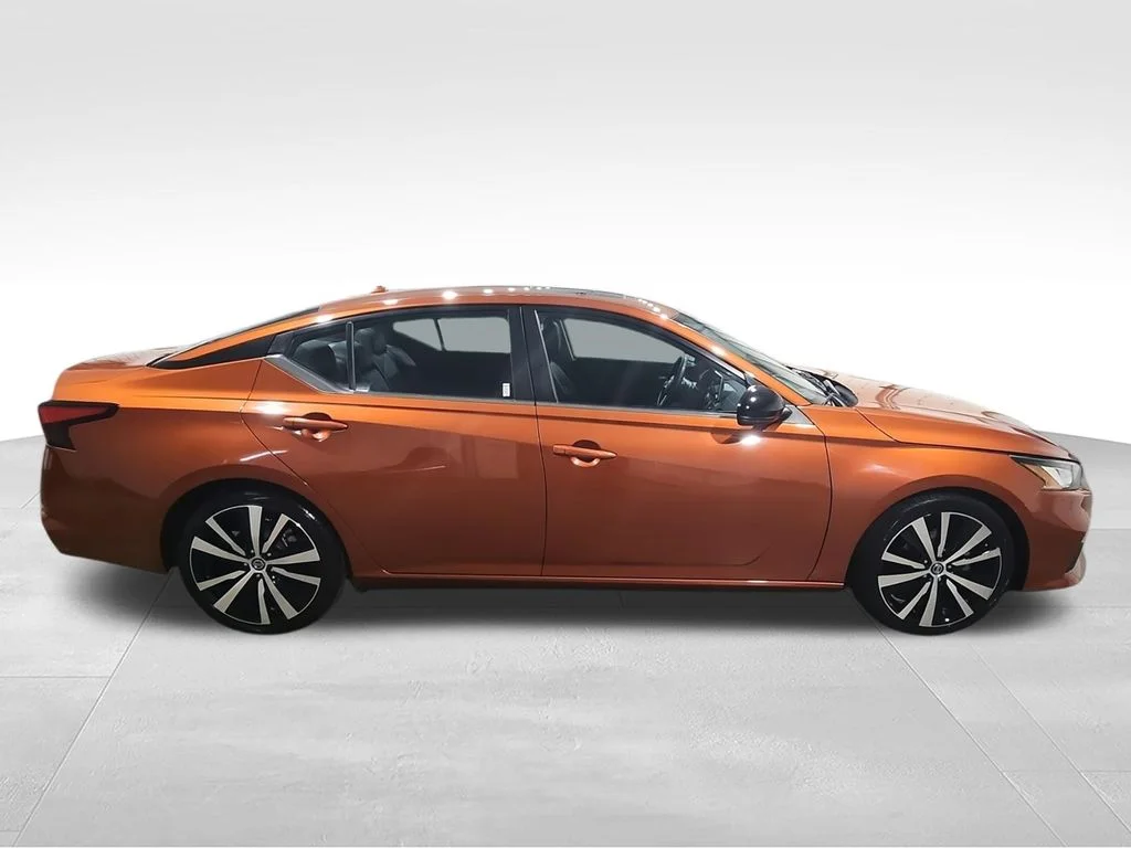 Used 2021 Orange Nissan 2.0 SR image 9