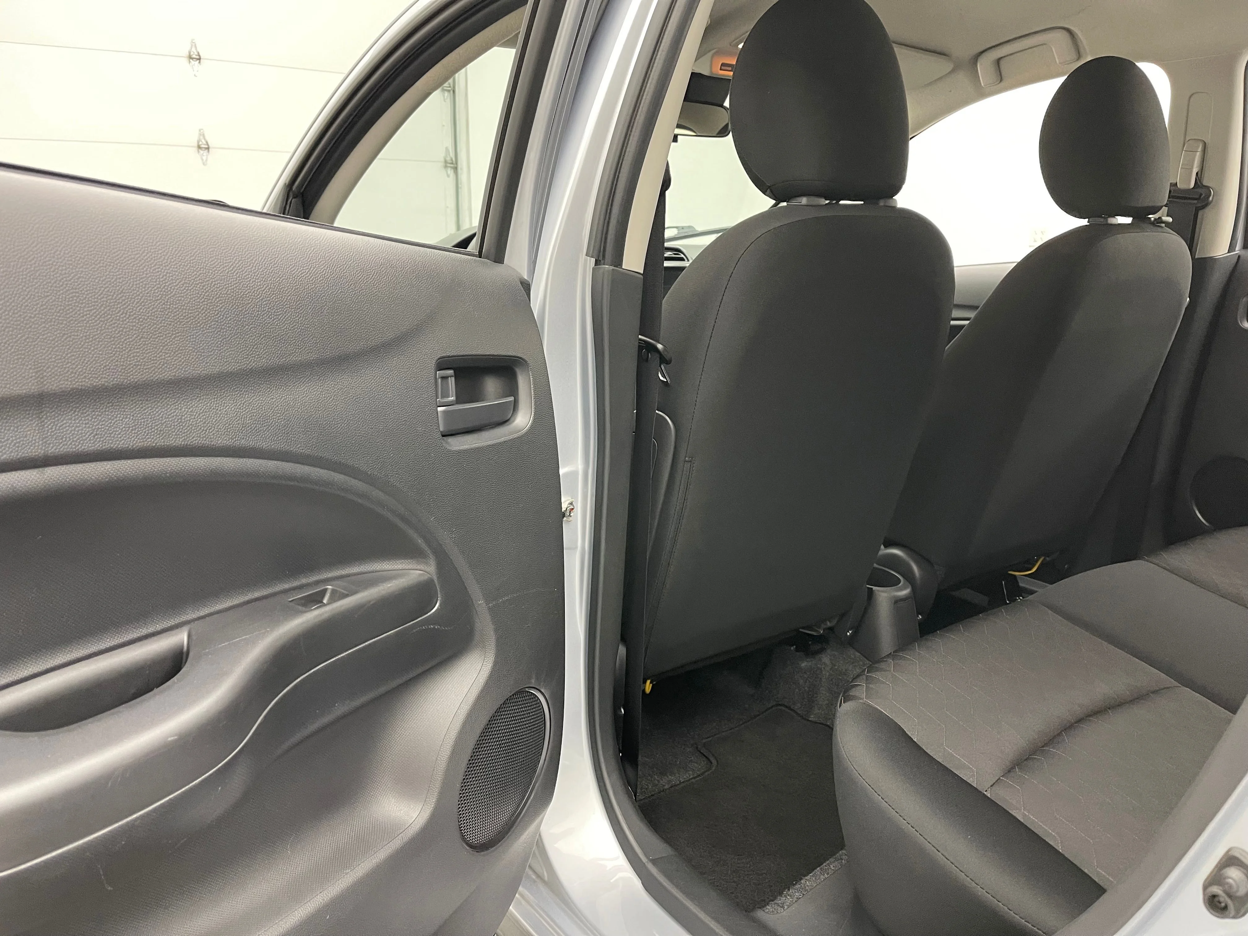 Used 2024 Silver Mitsubishi ES image 32