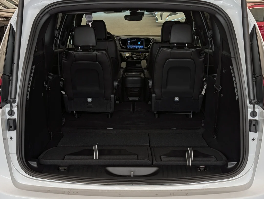 New 2027 White Chrysler Select - - AWD - 3.6L Pentastar VVT V6 - Safety Sphere Pkg w/ 360 Cam - Stow n Go Seats & More! image 29