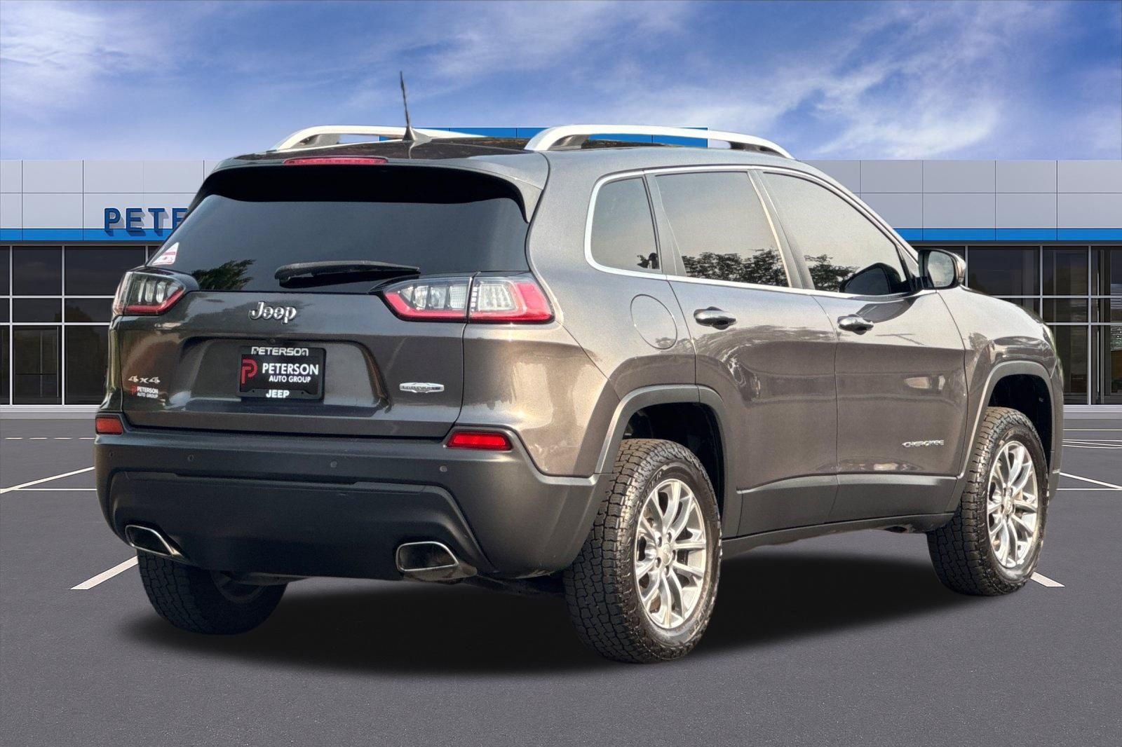 Used 2019 Gray Jeep Latitude Plus image 4