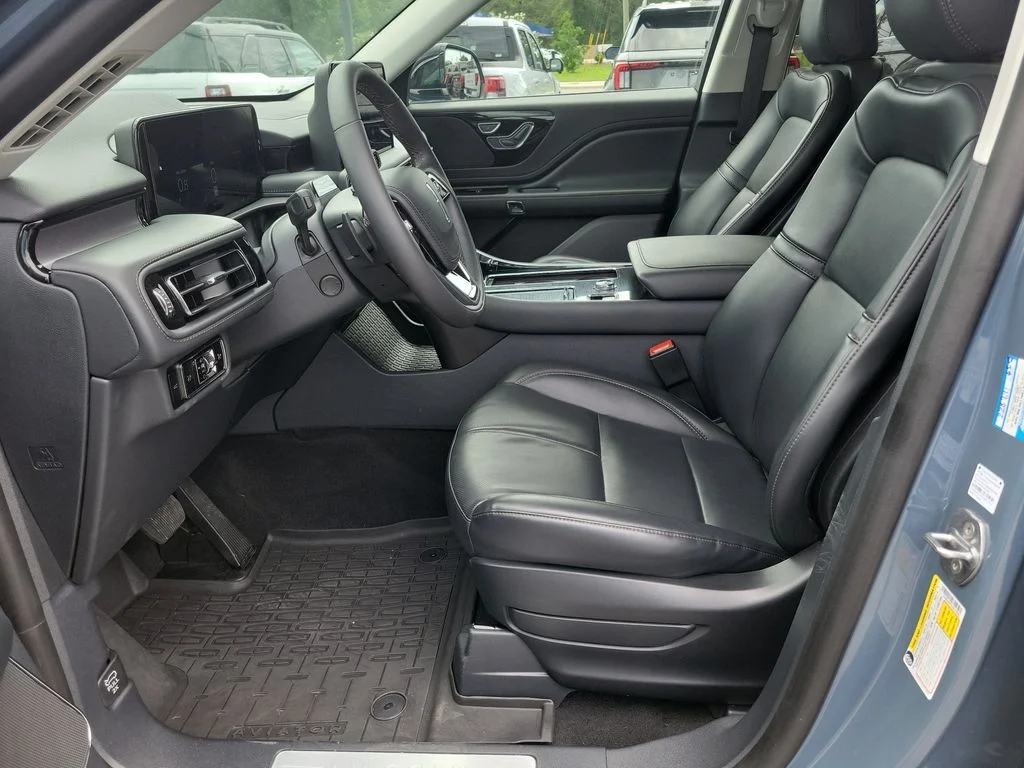 Used 2025 Blue Lincoln Premiere image 26