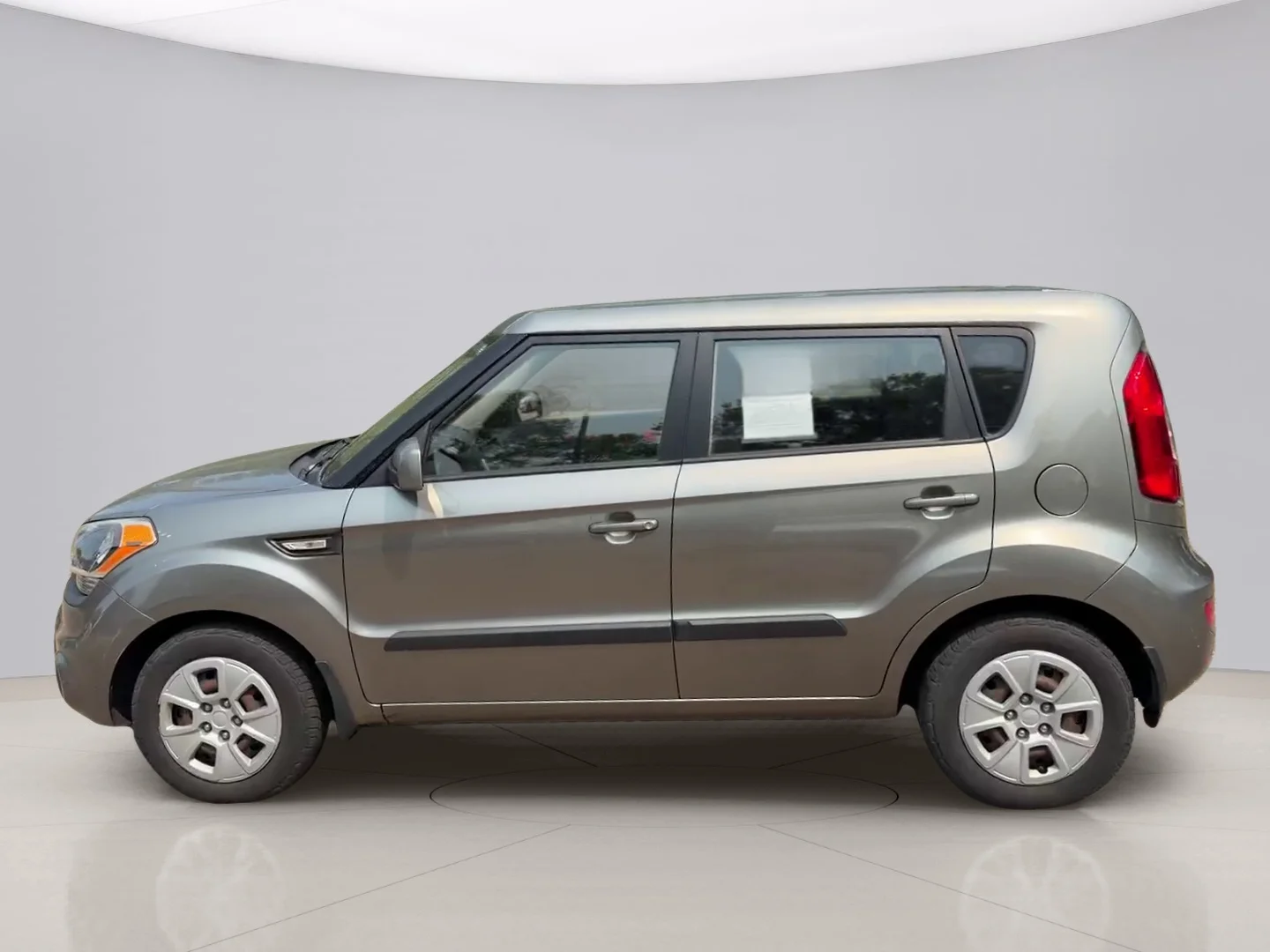 Used 2013 Silver Kia ! WAGON image 2