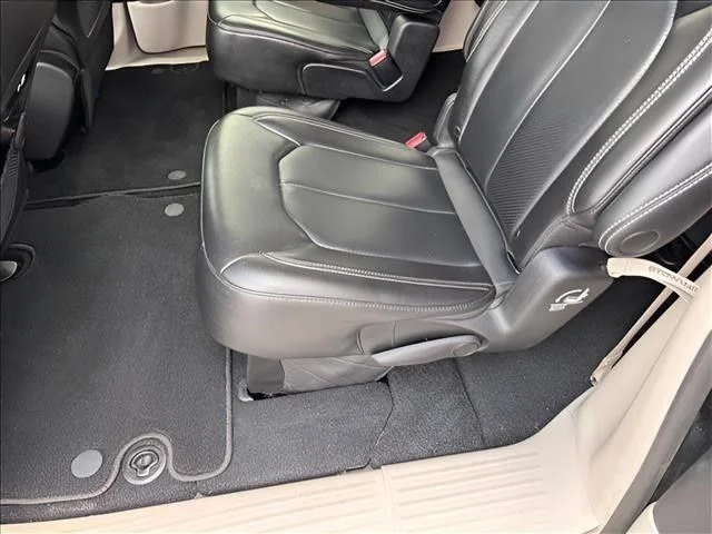 Used 2023 Black Chrysler Touring L image 9