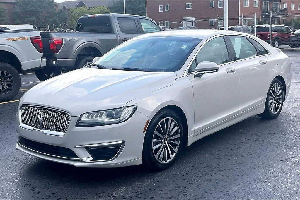 Used 2019 White Lincoln Standard image 11