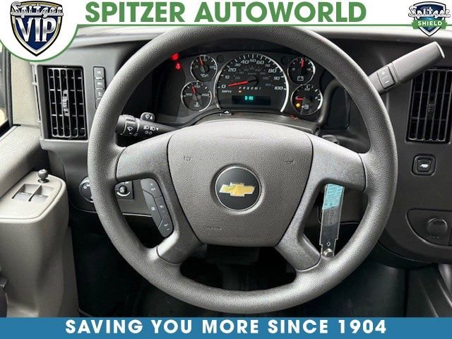 New 2025 Summit White Chevrolet WT image 21