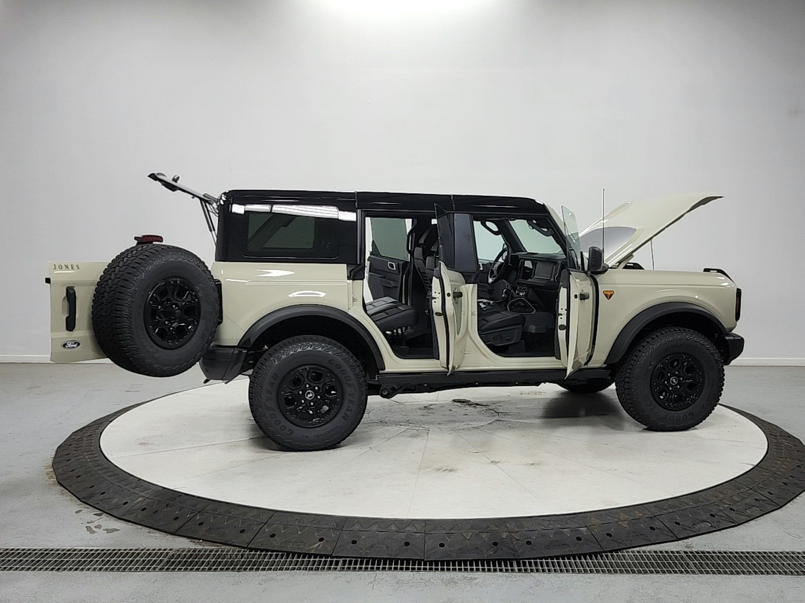 New 2026 Desert Sand Ford Badlands® image 16