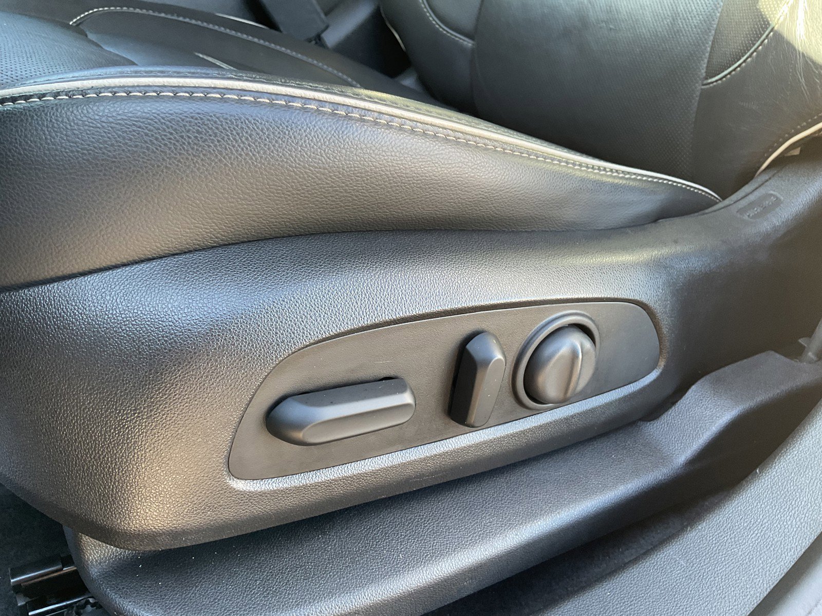Used 2017 White Frost Tricoat GMC Denali image 16