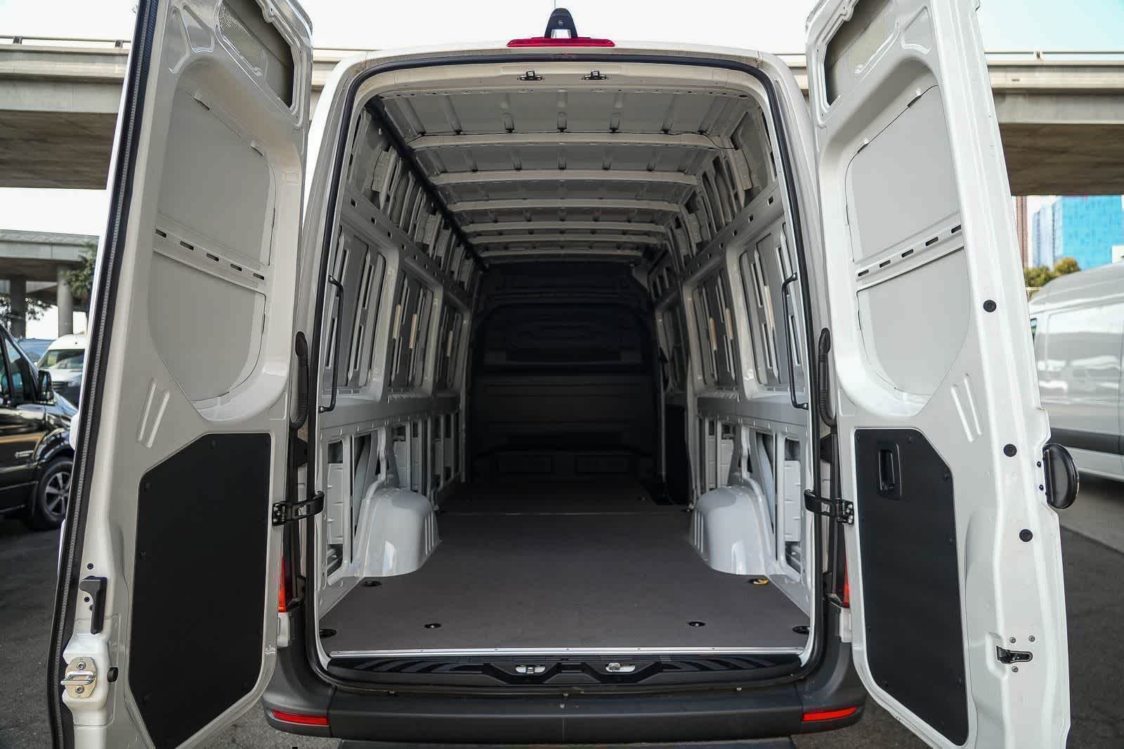 New 2025 Arctic+White Mercedes-Benz Cargo 170WB High Roof 113kw Battery RWD HO Motor image 25