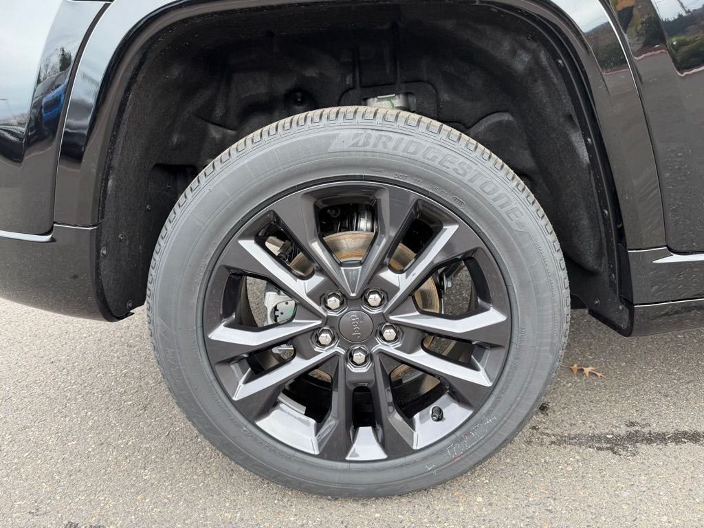 New 2026 Diamond Black Crystal Pearl-Coat Exterior Paint Jeep Limited Reserve image 9